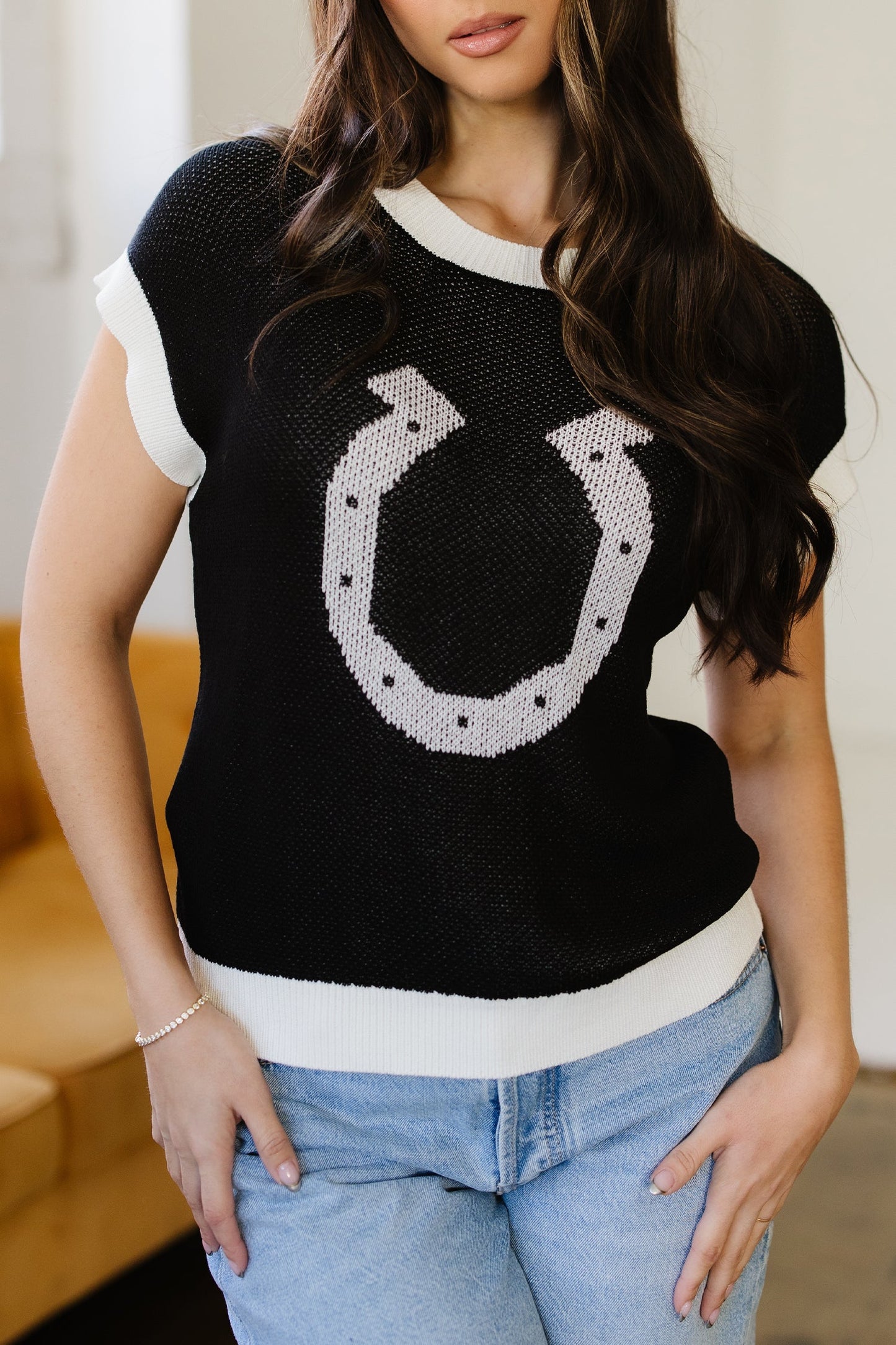 Black Horse Shoe Pattern Contrast Trim Short Sleeve Sweater