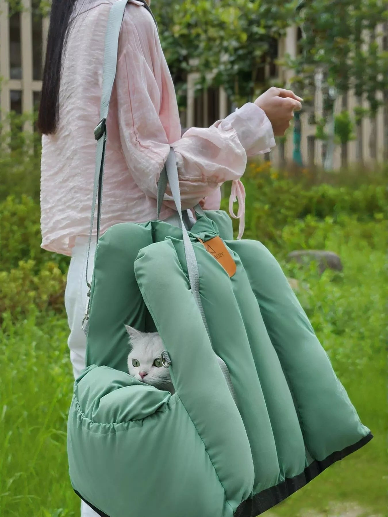 Comfortable &amp; Portable Pet Car Nest