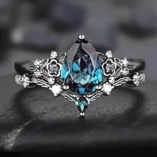 2-Piece Set: Gothic Black &amp; Golden Engagement Ring Set with Pear-Shaped Cubic Zirconia