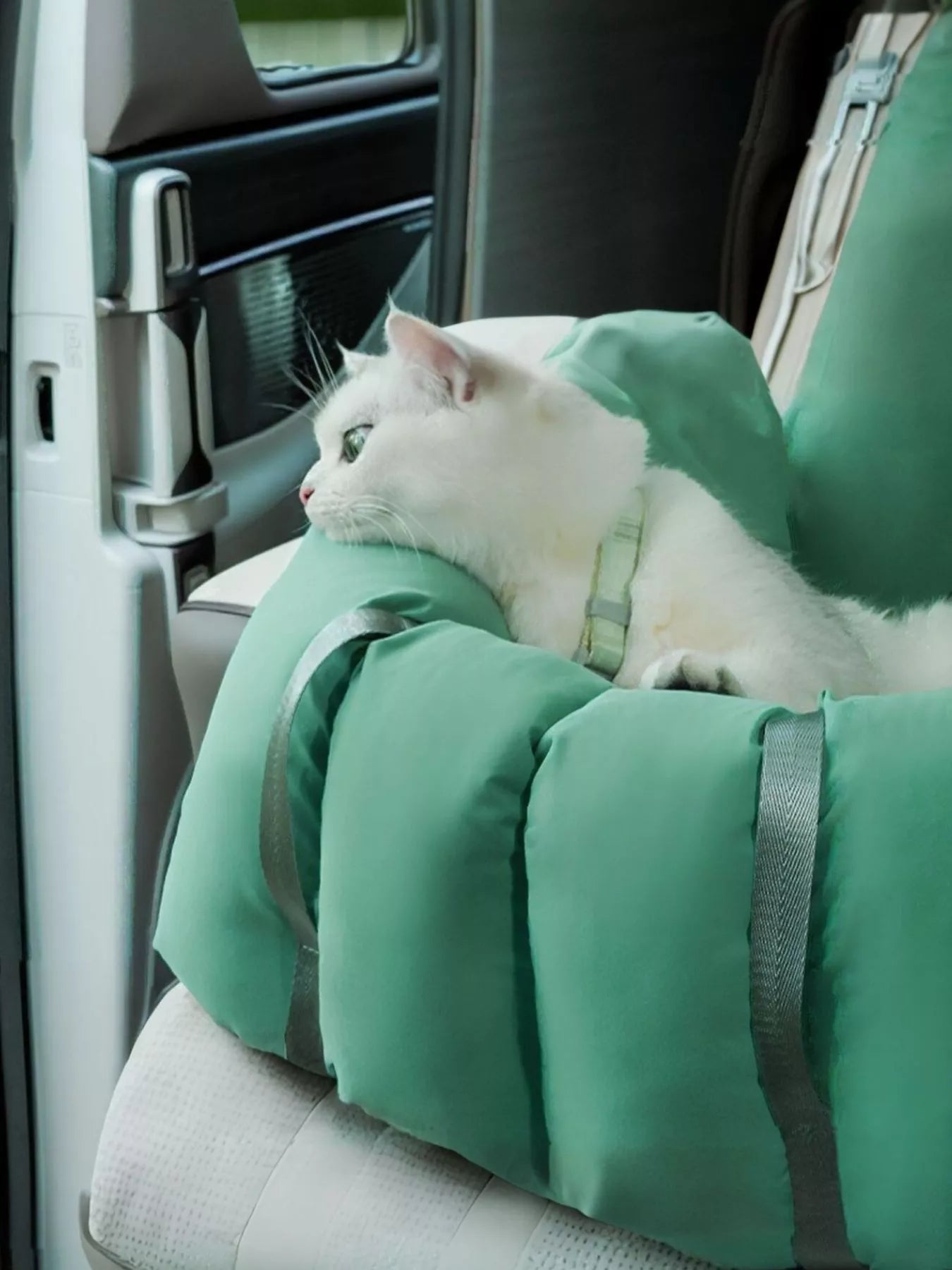 Comfortable &amp; Portable Pet Car Nest