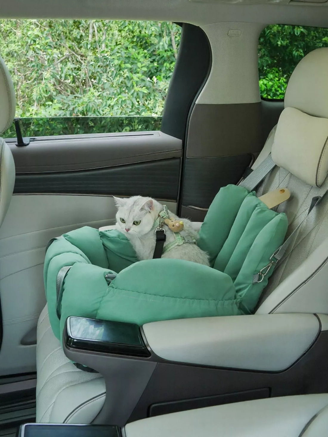 Comfortable &amp; Portable Pet Car Nest