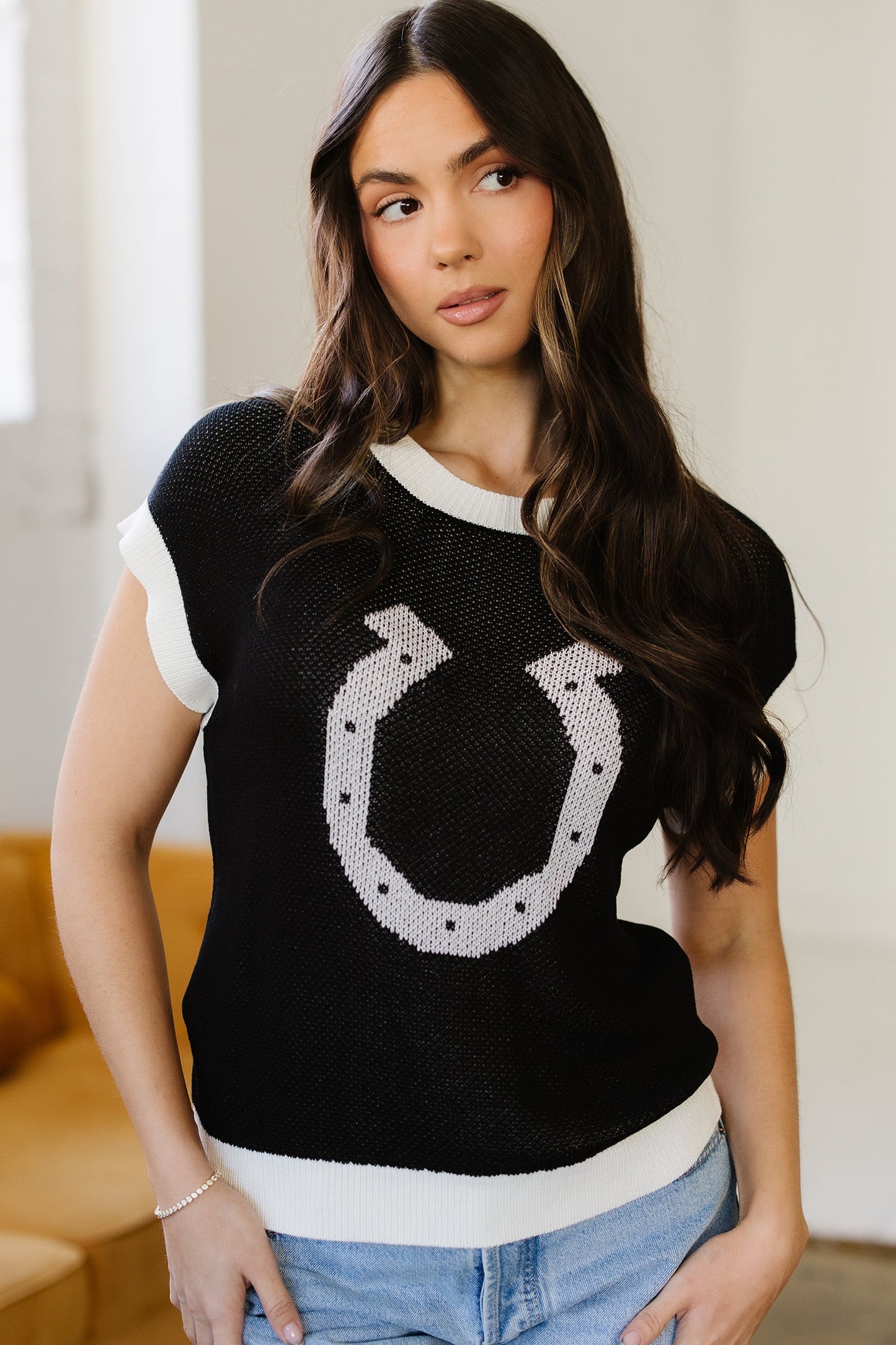 Black Horse Shoe Pattern Contrast Trim Short Sleeve Sweater