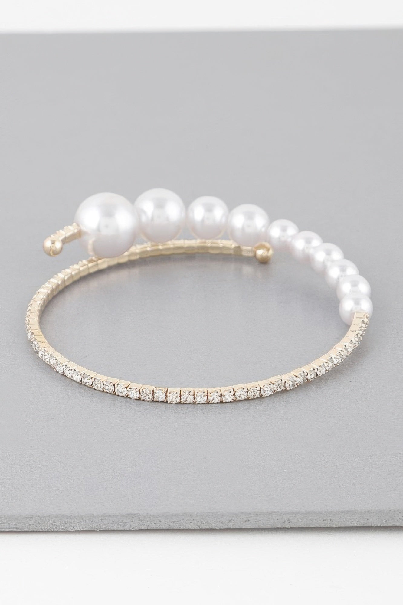 Gradual Pearl Jeweled Bracelet