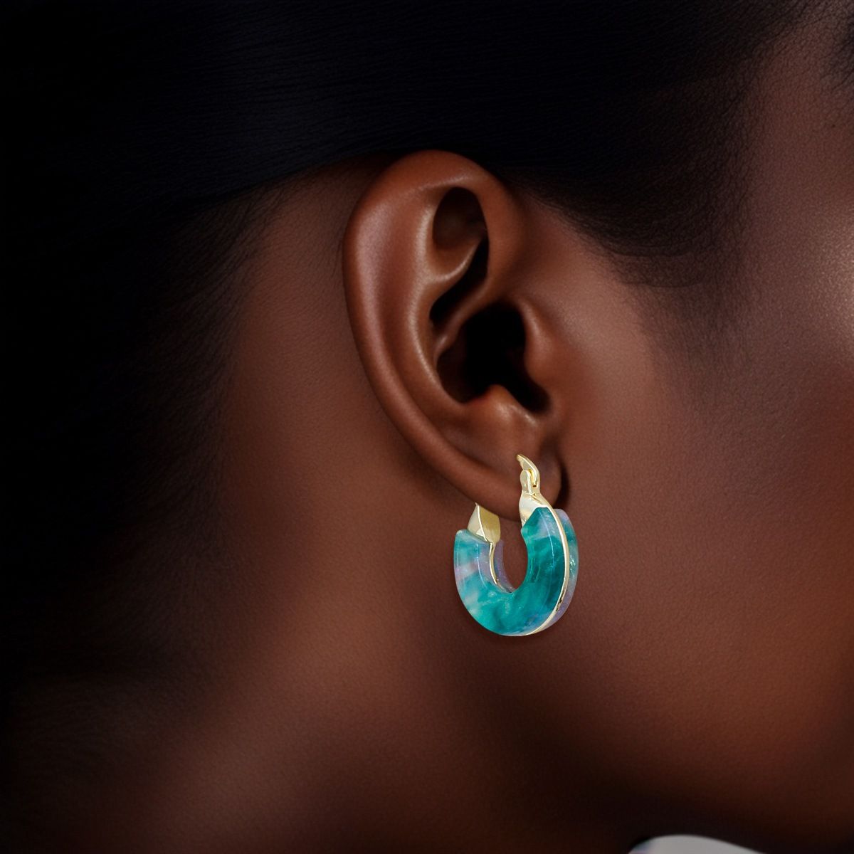 Women’s 14K Gold Hoop Earrings with Marbled Green Detail – Stylish Statement Jewelry
