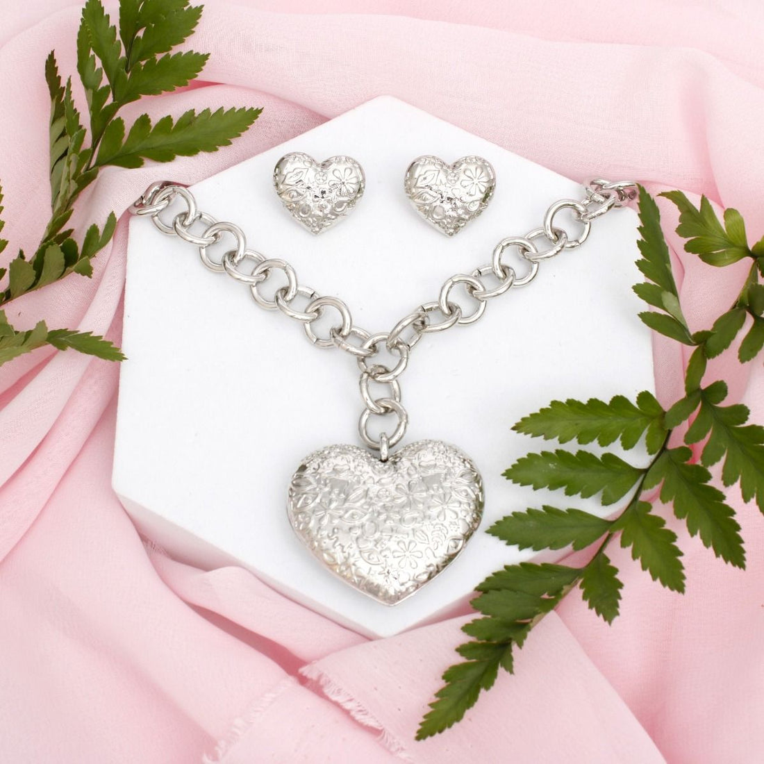 Silver Puffy Heart Pendant Set with Girly Pattern – Stylish Jewelry Accessory